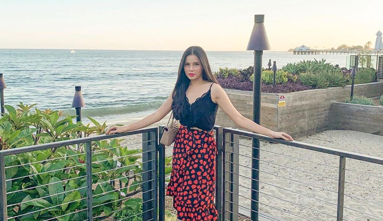 Setiap pakaian yang digunakan oleh Yunita Siregar, tentu menyesuaikan dengan tempat atau lokasi yang ia kunjungi. Maka dari itu, ia selalu nampak stylish menawan. (Liputan6.com/IG/yunitasiregar)