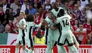 Gelandang Chelsea Mykhaylo Mudryk (keempat kiri) mendapat ucapan selamat dari rekan satu timnya setelah mencetak gol pembuka ke gawang Nottingham Forest pada pekan ke-37 Premier League 2023/2024 di Stadion City Ground, Sabtu (11/5/2024) malam WIB. (Martin Rickett/PA via AP)