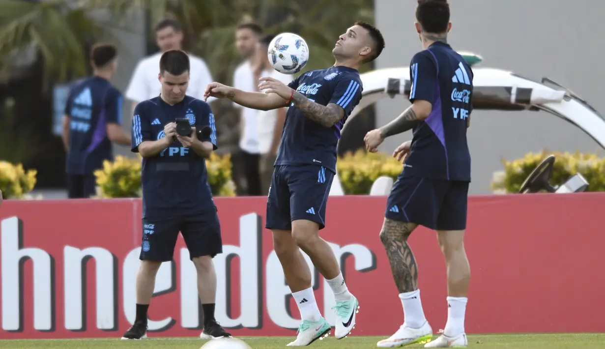 Laga Argentina vs Uruguay ini menjadi ajang pertemuan eks pemain Barcelona, Lionel Messi dengan Luis Suarez. (AP Photo/Gustavo Garello)