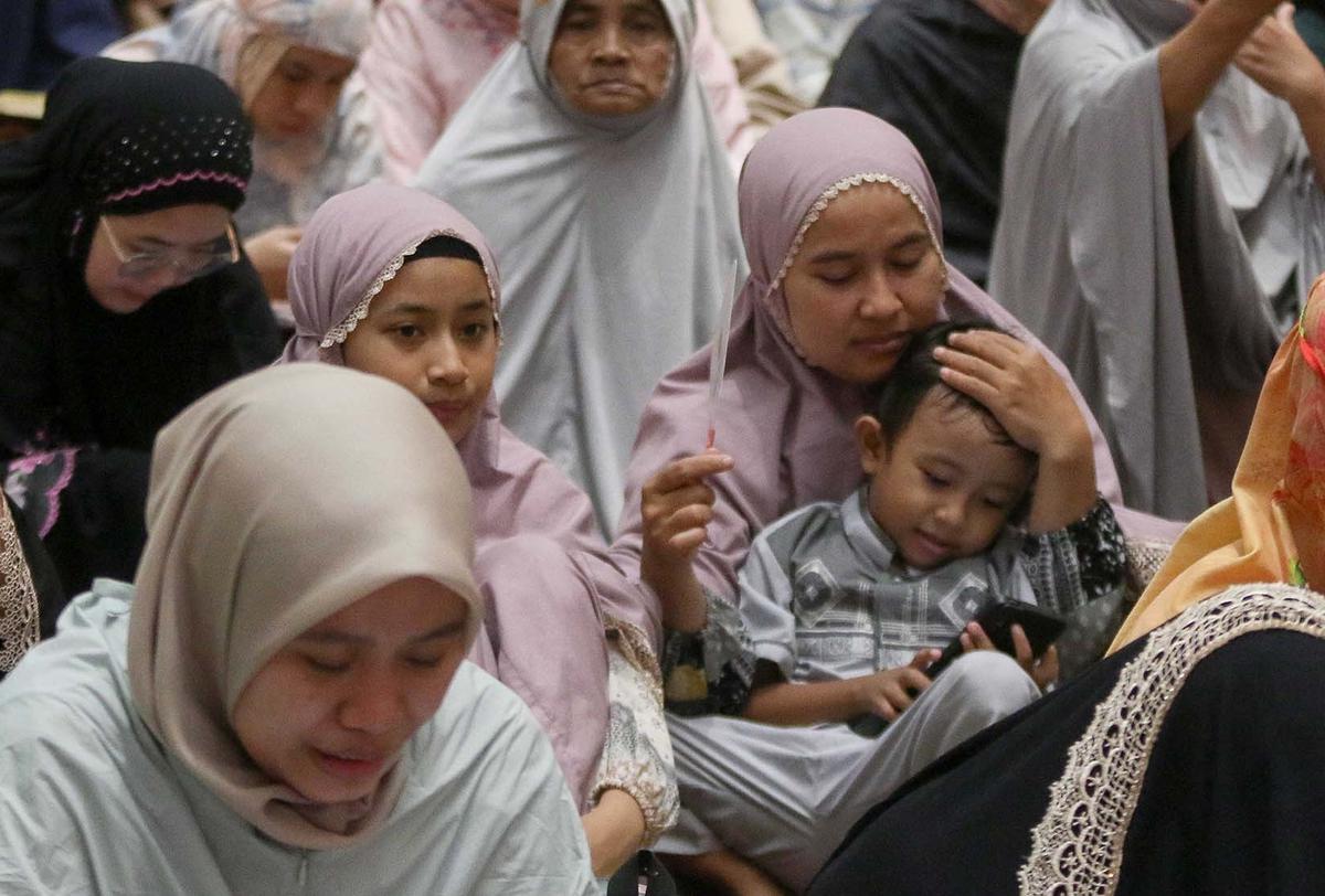 FOTO: Tarawih Pertama  di Bulan Ramadan , Ribuan Umat Islam Padati Mesjid Istiqlal
