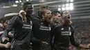 Para pemain Liverpool merayakan gol Daniel Origi (kiri)  saat melawan Southampton pada laga perempat final Piala Liga Inggris di Stadion St. Mary's, Southampton, Kamis (3/12/2015) dini hari WIB. (AFP Photo/Adrian Dennis)