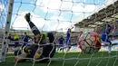 Kiper Arsenal, Petr Cech tak mampu menghalau bola yang menuju gawangnya saat laga Arsenal vs Chelsea di Stamford Bridge, Sabtu (19/9/2015). Chelsea keluar sebagai pemenang dengan skor 2-0. (Reuters/ Dylan Martinez)