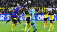 Kiper Borussia Dortmund, Roman Burki, menepis bola saat melawan Barcelona pada Liga Champions di Stadion Signal Iduna Park, Selasa (18/9/2019). Kedua tim bermain imbang 0-0. (AP/Martin Meissner)