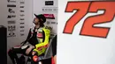 Pembalap Pertamina Enduro VR46, Marco Bezzecchi menunggu giliran untuk melakukan tes pramusim MotoGP 2024 di Lusail International Circuit, Doha, Qatar, Selasa (20/02/2024) waktu setempat. (Dok. Pertamina Enduro VR46 Racing Team)