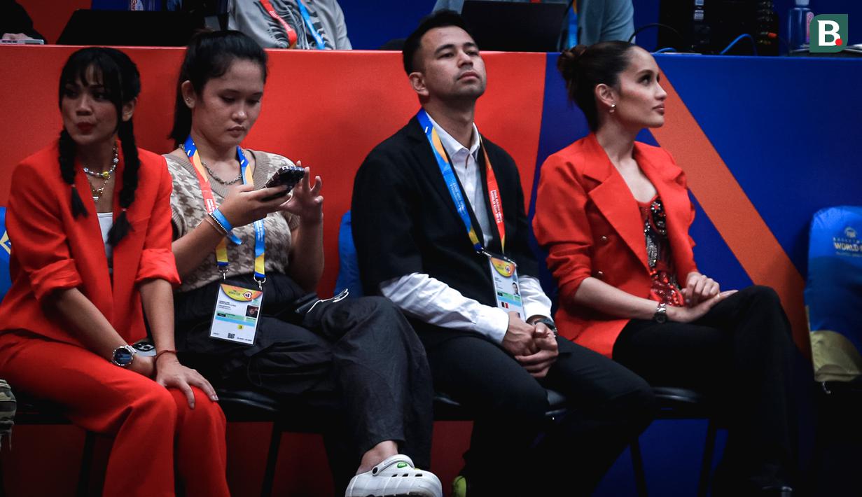 Ambassador Piala Dunia FIBA 2023 di Indonesia, Raffi Ahmad (tengah kanan) dan Cinta Laura (kanan) saat menyaksikan laga Grup H Piala Dunia FIBA 2023 antara Kanada melawan Prancis di Indonesia Arena, Senayan, Jakarta, Jumat (25/08/2023). (Bola.com/Bagaskara Lazuardi)