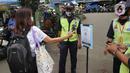 Pengunjung memindai "barcode" melalui aplikasi PeduliLindungi sebelum memasuki Pasar Anyar di Kota Tangerang, Selasa (26/10/2021). PD Pasar Kota Tangerang memberlakukan penerapan aplikasi PeduliLindungi di dua pasar tradisional, yakni Pasar Anyar dan Pasar Poris. (Liputan6.com/Angga Yuniar)