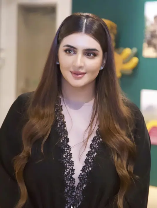 Sheikha Mahra juga tampak kenakan abaya hitam. Paduan renda pada tepi abaya menampilkan kesan manis yang begitu memikat. [Foto: Instagram/ hhshmahra]