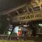 Jembatan Penyeberangan Orang (JPO) di Jalan Kapten Tendean, Mampang Prapatan, Jakarta Selatan, rusak parah setelah tersangkut muatan alat berat yang diangkut kendaraan towing pada Selasa (14/7/2026) dini hari. (Foto: Tangkapan Layar Sosmed)