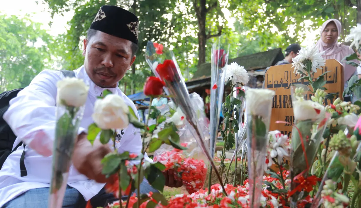 "Saat itu dokter yang nangani dia kabarnya juga mengatakan begitu. Jadi lagu ini wujud cinta dan sayang juga kagum saya kepada Jupe. Saya merasa kehilangan, sebuah penghormatan kepada dia, meski belum terjadi," lanjutnya. (Adrian Putra/Bintang.com)