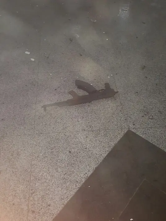 Sebuah senjata api tergeletak di lantai lokasi teror bom yang mengguncang bandara Ataturk, Istanbul, Turki, Selasa (28/6). Diduga senjata api tersebut digunakan para pelaku melepaskan tembakan sebelum meledakkan diri. (140journo / via Reuters)