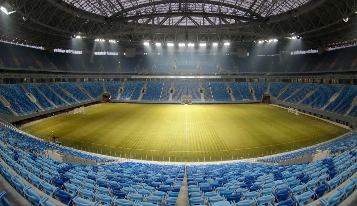 Pemandangan di dalam stadion sepak bola dengan kursi berwarna biru dan rumput lapangan stadion akan menjadi tuan rumah untuk beberapa pertandingan sepak bola Piala Dunia 2018 di St.Petersburg, Rusia, (29/12/2016). (AP Photo / Dmitri Lovetsky)