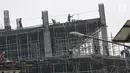 Pekerja menyelesaikan pembangunan proyek gedung di Jakarta, Jumat (20/7). Dirjen Bina Konstruksi Kementerian PUPR Syarif Burhanuddin mengatakan, Indonesia kekurangan tenaga kerja konstruksi bersertifikat dan berijazah. (Liputan6.com/Faizal Fanani)