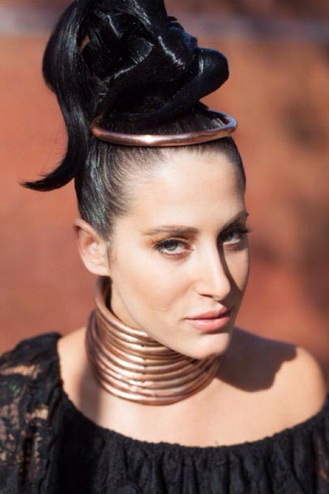 Sydney memakai cincin kalung sudah empat tahun | foto: copyright filantropikum.com