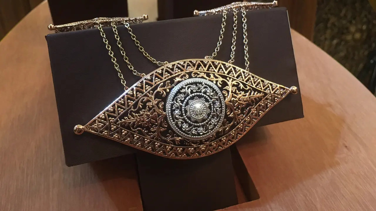 Melalui, koleksi Seri Nusa, The Palace Jeweler mengangkat Pending, siluet perhiasan dari Indonesia Barat.