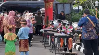 Kedatangan Iriana Jokowi dan rombongannya, disambut dengan drumband cilik dari TK Putra 1 Palembang Sumsel (Liputan6.com / Nefri Inge)