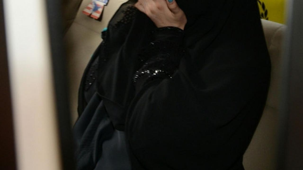 Penampakan Amel Alvi pakai cadar hadiri sidang mucikari artis