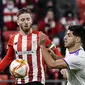 Penyerang Real Madrid Marco Asensio berebut bola dengan bek Athletic Bilbao Inigo Martinez pada perempat final Copa del Rey di San Mames, Jumat (4/2/2022) dinihari WIB. Real Madrid tersisih dari Copa del Rey setelah kalah 0-1 dari Athletic Bilbao. (AP Photo/Alvaro Barrientos)