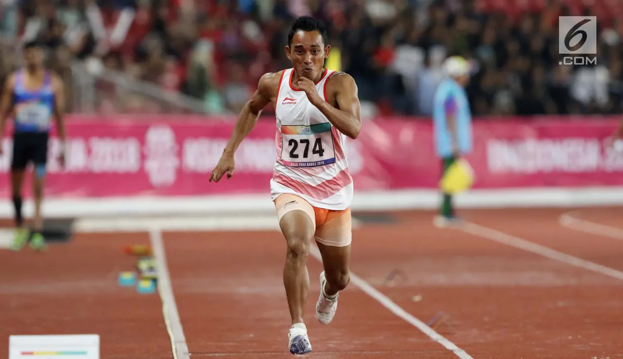 Atlet para atletik Indonesia, Rasyidi bersiap melakukan lompatan pada lomba lompat jauh T44, T62/T64 putra Asian Para Games 2018 di Stadion Utama Gelora Bung Karno, Jakarta, Jumat (12/10). Rasyidi meraih perunggu. (Liputan6.com/Helmi Fithriansyah)