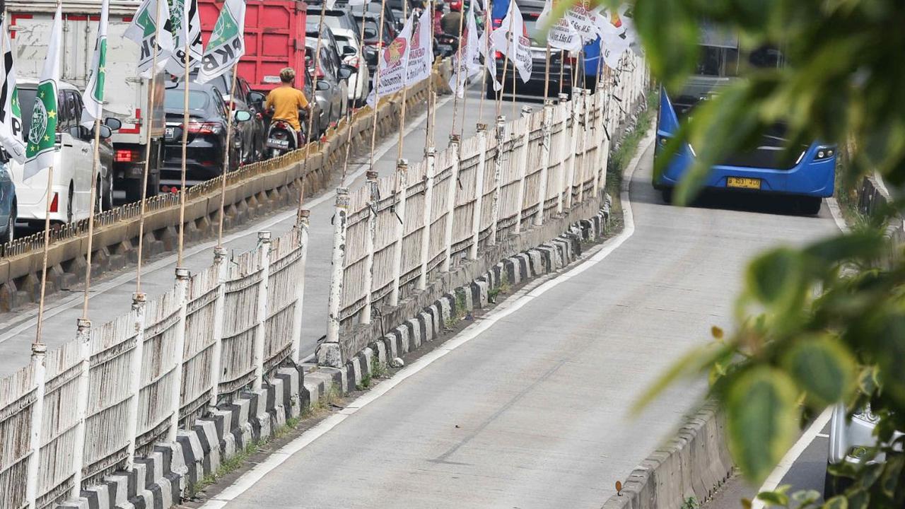 Selain dapat membahayakan pengendara yang melintas, adanya atribut kampanye partai juga merusak pemandangan kota.