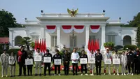 Bertempat di halaman tengah Istana Merdeka, Presiden Joko Widodo menerima kontingen atlet Indonesia untuk Olimpiade Paris 2024. (BAY ISMOYO/AFP)