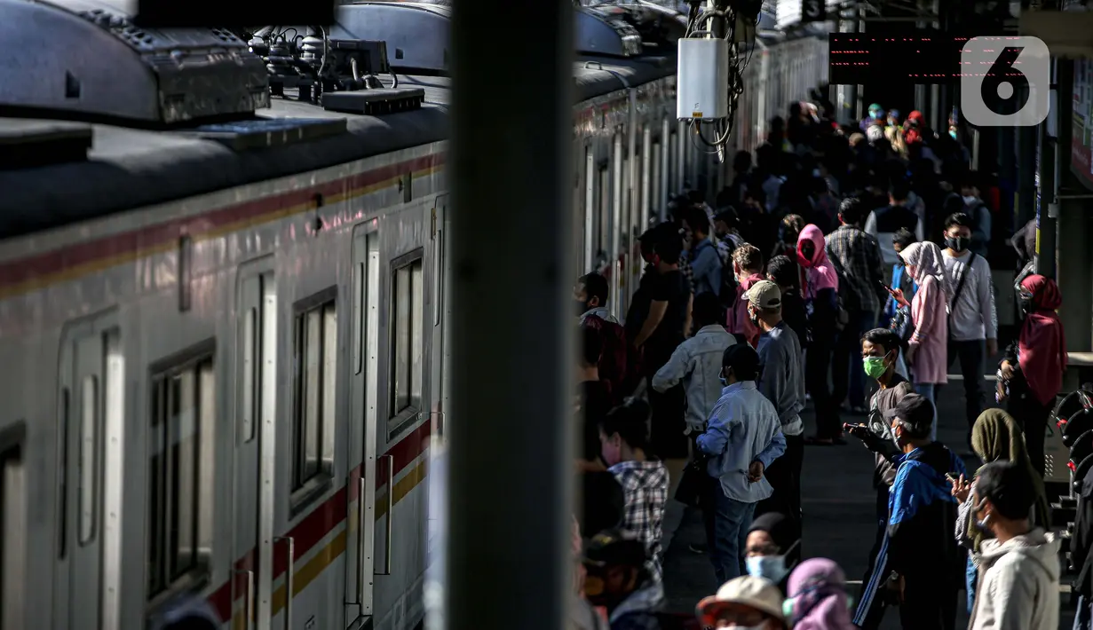 Sejumlah penumpang menaiki rangkaian KRL di Stasiun Tanah Abang, Jakarta, Sabtu (19/9/2020). KRL akan beroperasi mulai pukul 04.00 hingga pukul 20.00 WIB, dengan kereta-kereta pemberangkatan pertama memasuki wilayah DKI Jakarta sekitar pukul 05:00 WIB. (Liputan6.com/Faizal Fanani)