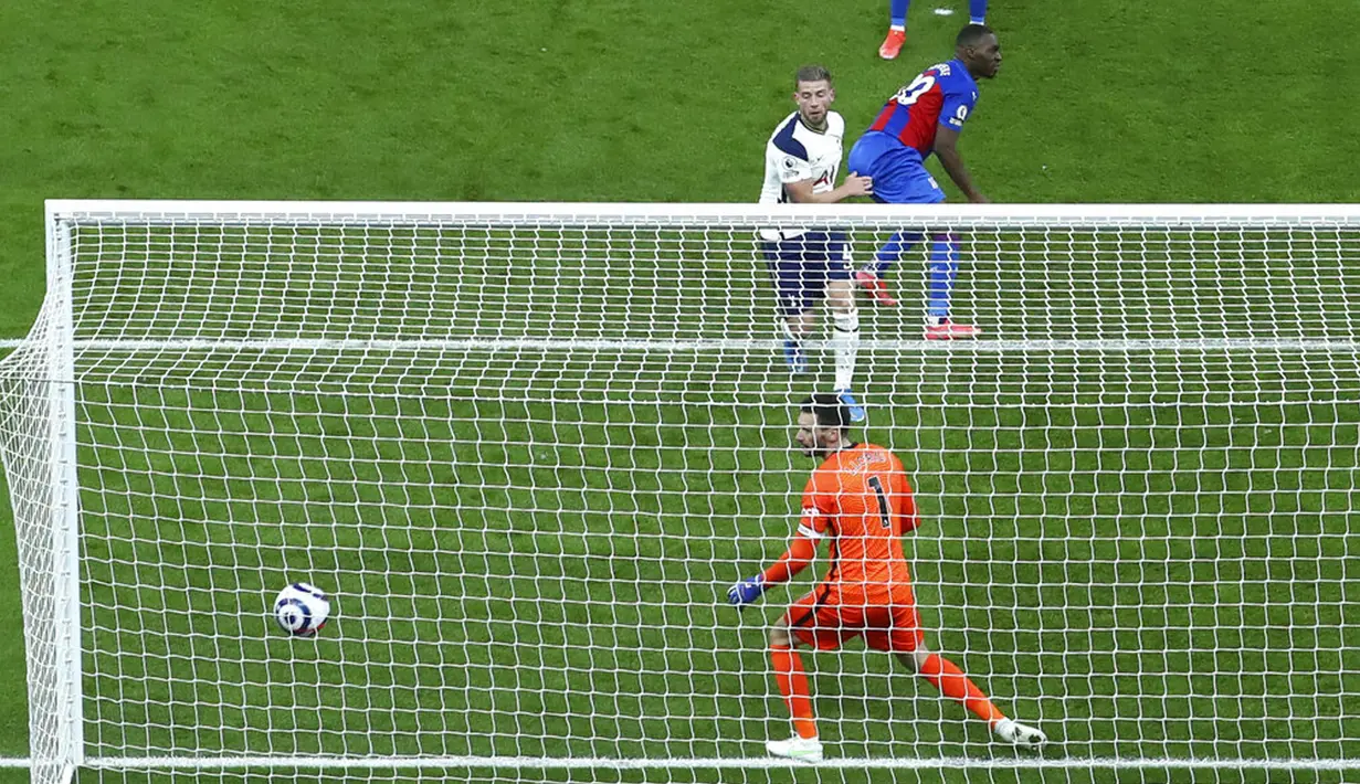 Pemain Crystal Palace Christian Benteke (kanan atas) mencetak gol ke gawang Tottenham Hotspur pada pertandingan Liga Inggris di Stadion Tottenham Hotspur, London, Inggris, Minggu (7/3/2021). Tottenham Hotspur melumat Crystal Palace 4-1. (Julian Finney/Pool via AP)