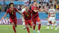 Thorgan Hazard melakukan selebrasi setelah mencetak gol pertama timnya ketika pertandingan babak 16 besar Euro 2020 antara Belgia melawan Portugal yang berlangsung di Stadion La Cartuja, Sevilla pada Minggu (27/06/2021). (AP/Pool/Thanassis Stavrakis)