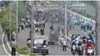 Pengemudi taksi asal Pool Pondok Cabe, Heru menceritakan pemicu terjadinya bentrok antara driver Go-Jek dengan pengemudi taksi yang berdemo di Jalan Gerbang Pemuda, Senayan, Jakarta Pusat, Selasa siang.