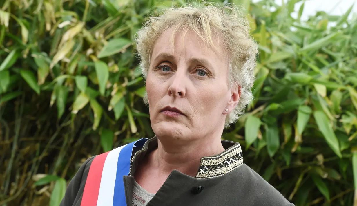 Marie Cau, transgender pertama yang terpilih sebagai walikota berpose seiring dengan kemenangannya di Tilloy-lez-Marchiennes pada 24 Mei 2020. Ini merupakan sejarah bagi Prancis, karena pertamakalinya negara itu mengangkat seorang transgender menjadi wali kota. (FRANCOIS LO PRESTI/AFP)