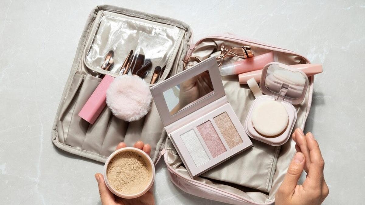 Makeup Travel-Friendly: Produk Multifungsi yang Wajib Dibawa untuk Perjalanan