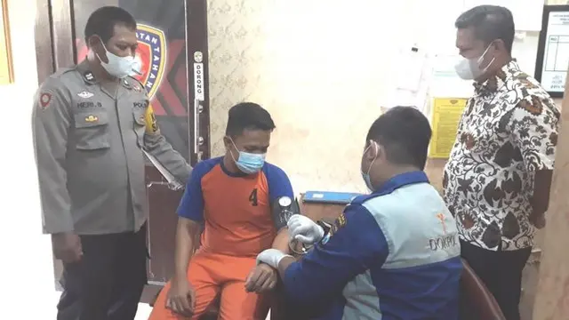Tubagus Joddy saat diperiksa kesehatannya sebelum dijebloskan ke tahanan Polres Jombang (Kontri Merdeka.com)