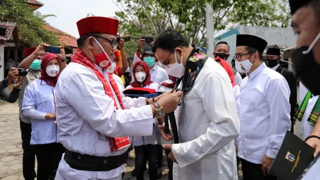 Gubernur DKI Anies Baswedan disemati peci merah dan cukin Betawi. (Foto: Istimewa).