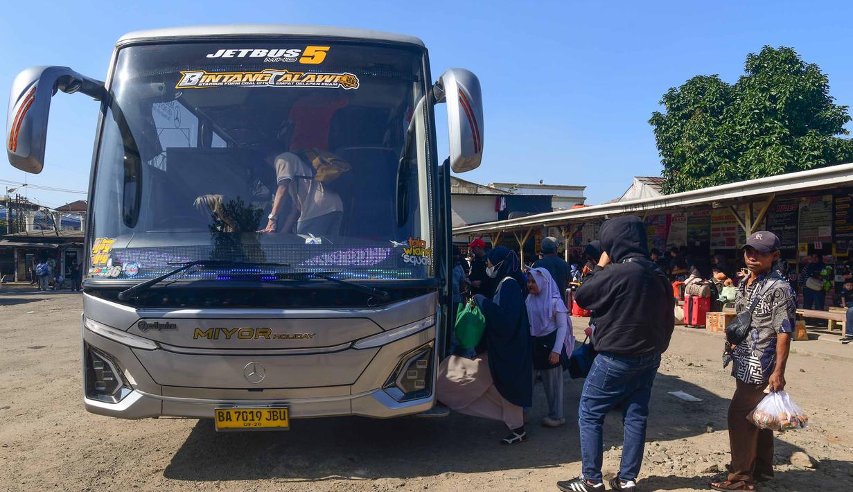 Selain itu, pemerintah juga menyelenggarakan program mudik gratis melalui moda transportasi darat, laut, dan kereta api yang ditargetkan melayani 113.262 penumpang dan 12.140 sepeda motor. Tampak dalam foto, para calon penumpang menunggu waktu keberangkatan di Agen Bus Pondok Pinang, Jakarta Selatan, Sabtu (14/3/2026). (merdeka.com/Arie Basuki)