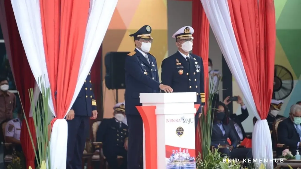 Menteri Perhubungan Budi Karya Sumadi saat menjadi inspektur upacara