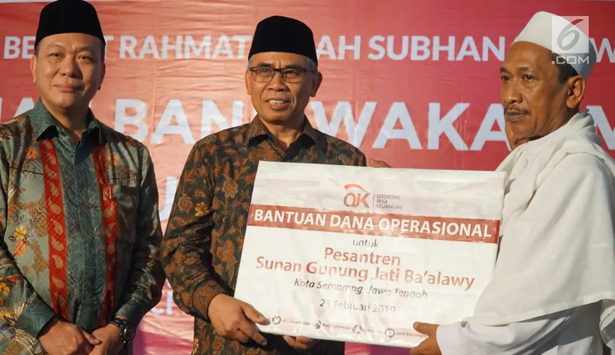 Ketua Dewan Komisioner OJK, Wimboh Santoso didampingi Direktur Astra International, Suparno Djasmin memberi bantuan dana operasional pada acara peresmian Bank Wakaf Mikro (BWM) Sunan Gunung Jati Ba’alawy, Semarang,  Sabtu (23/2). (Liputan6.com/HO/Eko)
