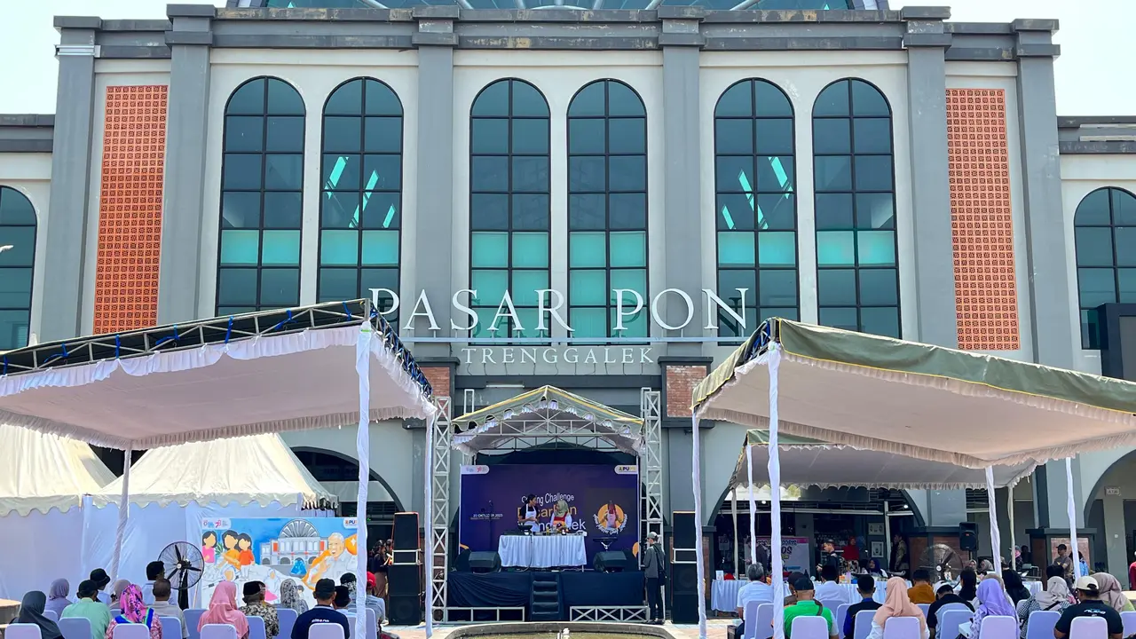 Kementerian PUPR telah menyelesaikan revitalisasi Pasar Pon Trenggalek, Jawa Timur. Revitalisasi bertujuan meningkatkan kualitas pasar, menciptakan suasana yang lebih nyaman dan modern, serta memperbaiki sistem pelayanan kepada pedagang dan pengunjung pas