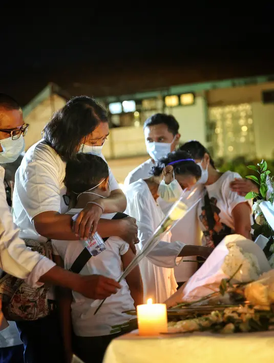 Tabur bunga mengenang 1th kepergian alm. Glenn Fredly oleh para keluarga dan kerabat di M Bloc. adrian.putra /fimela.