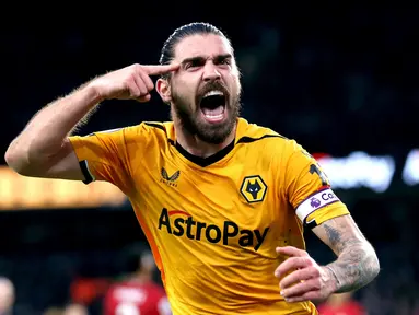 Pemain Wolverhampton Wanderers Ruben Neves melakukan selebrasi usai mencetak gol ke gawang Liverpool pada pertandingan sepak bola Liga Inggris di Stadion Molineux, Wolverhampton, Inggris, 4 Februari 2023. Wolverhampton Wanderers mengalahkan Liverpool dengan skor 3-0. (Barrington Coombs/PA via AP)