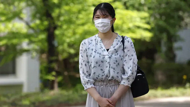 Gaya Putri Aiko dari Jepang Saat ke Kembali Kampus, Tampil Kenakan Busana Motif Bunga