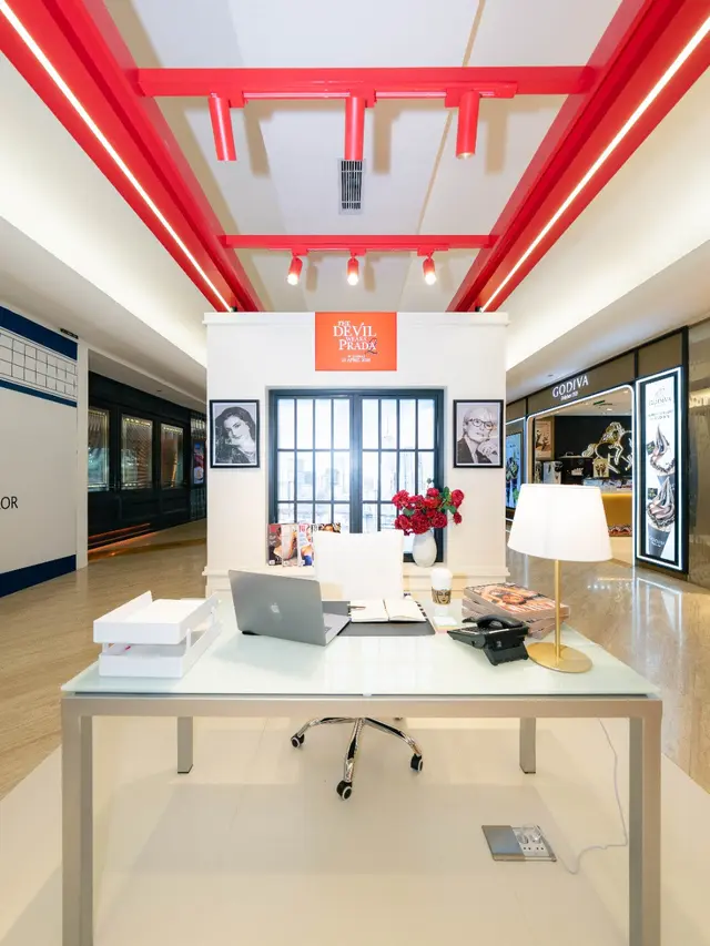 Runway Datang ke Jakarta! Instalasi The Devil Wears Prada 2 Hadirkan Kantor Miranda Priestly hingga Photobooth Lift Ikonik