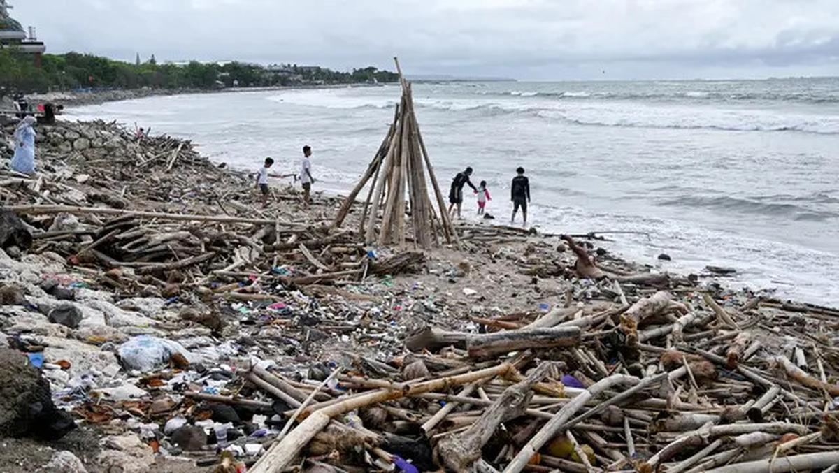 Ironis, Saat Libur Akhir Tahun Pantai Kuta Justru Dipenuhi Sampah Kiriman