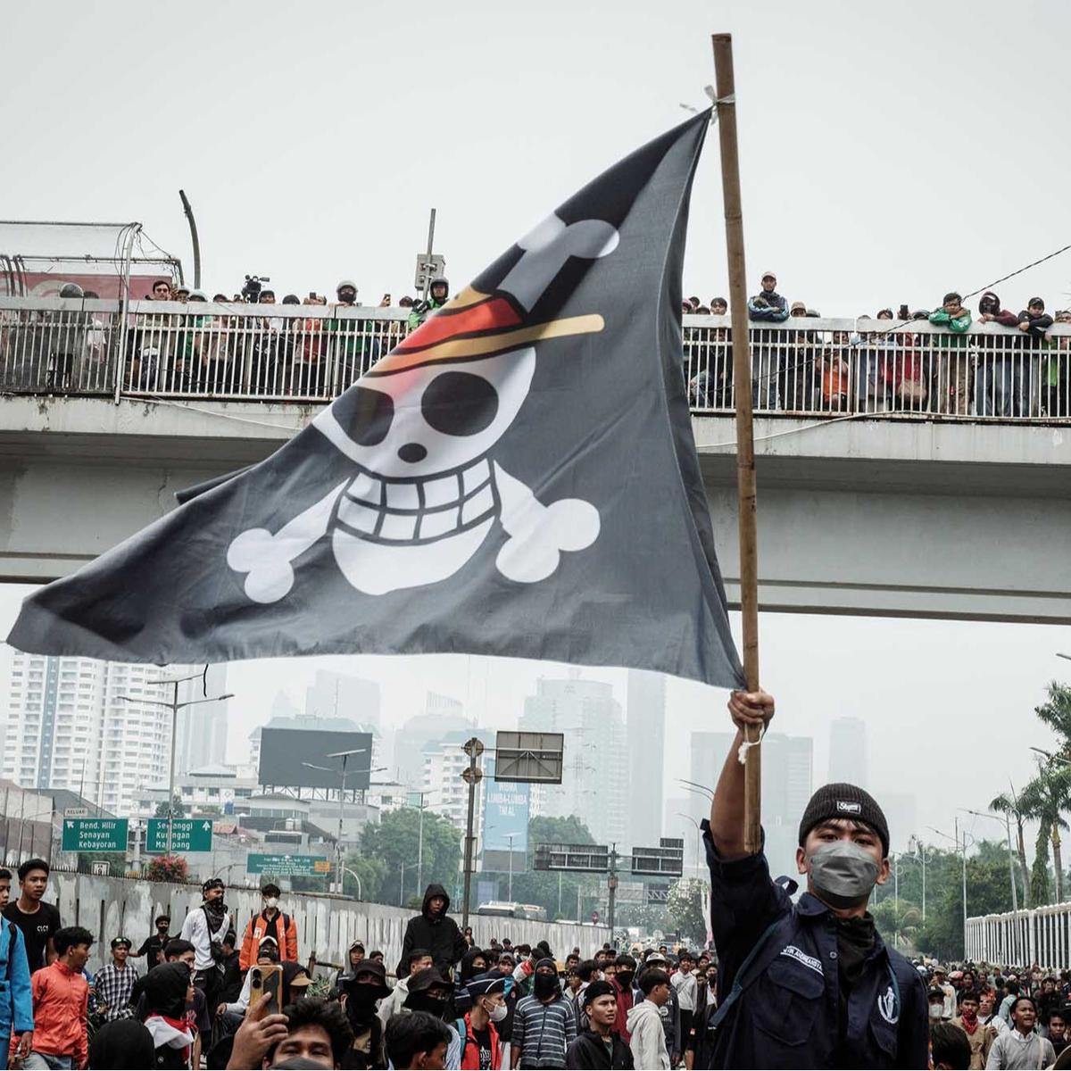 FOTO: Aksi  Demo DPR 25 Agustus, Massa Bentrok dengan Aparat