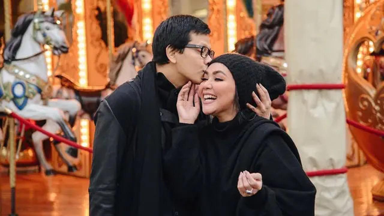 1. Armand Maulana & Dewi Gita