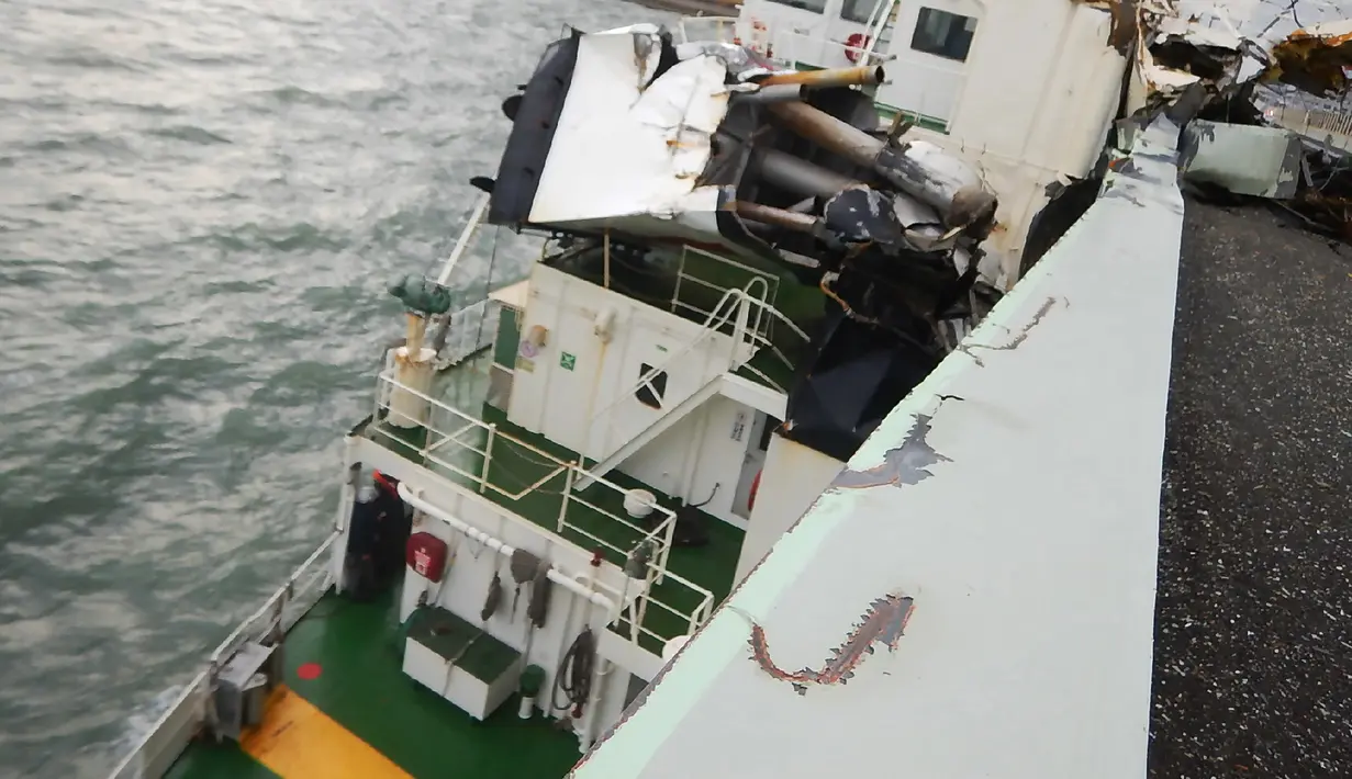 Kapal tanker saat menabrak jembatan yang menghubungkan ke Bandara Internasional Kansai akibat hantaman angin topan jebi di kota Izumisano, Osaka, (4/9). Topan Jebi ini memiliki kecepatan sekitar 162 kilometer per jam. (AFP Photo/Jiji Press)