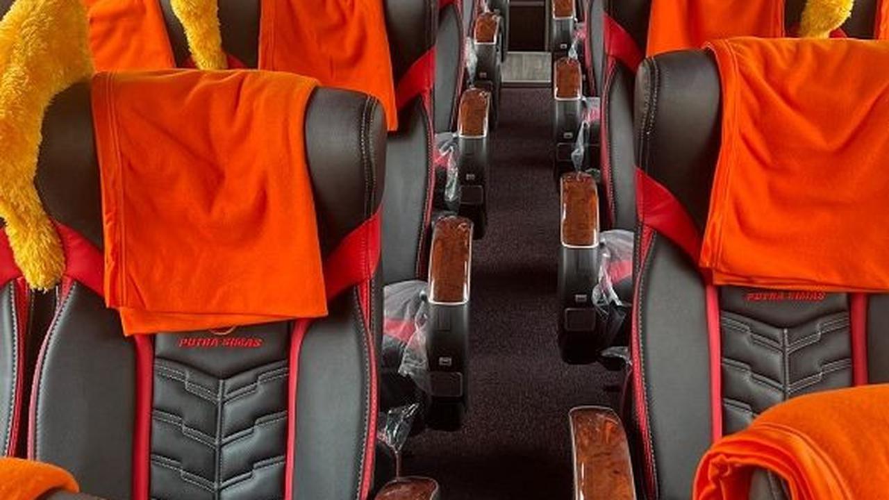 Konfigurasi jok 2–2, dilengkapi leg rest dan reclining, serta jarak luas untuk kenyamanan kaki.