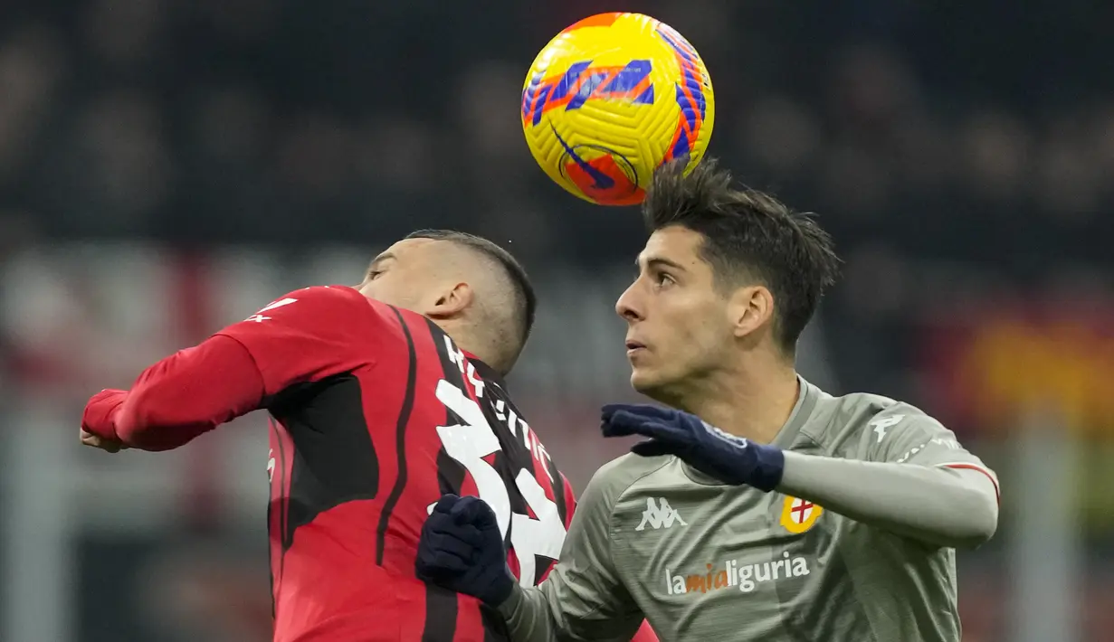 Gelandang AC Milan Rade Krunic menyundul bola saat bersaing dengan gelandang Genoa Filippo Melegoni pada babak 16 besar Coppa Italia 2021/2022 di Stadion San Siro, Jumat (14/1/2022) dinihari WIB. AC Milan menang 3-1 lewat perpanjangan waktu. (AP Photo/Antonio Calanni)