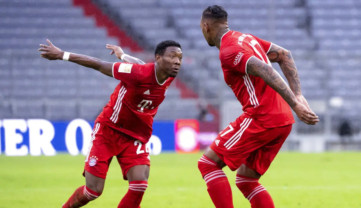 Pemain Bayern Munchen, David Alaba dan Jerome Boateng, melakukan selebrasi usai mencetak gol ke gawang Hoffenheim pada laga Bundesliga di Stadion Allianz Arena, Sabtu (30/1/2021). Bayern Munchen menang dengan skor 4-1. (Sven Hoppe/dpa via AP)