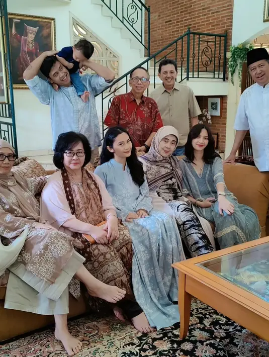 Lebaran bareng keluarga mendiang Vidi Aldiano, Sheila Dara kenakan kaftan dusty blue. Tampilannya kian manis dengan sematan lace putih di beberapa bagian [@v8harrykiss]