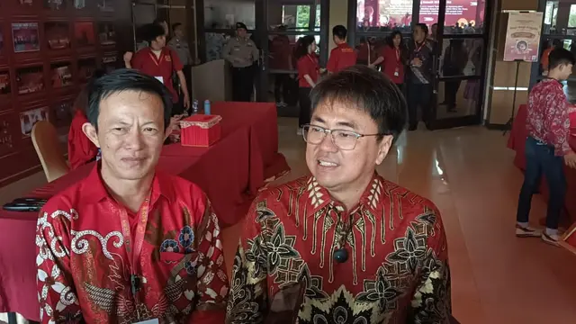Wali Kota Manado Andrei Angouw didampingi Ketua Panitia Perayaan Imlek Nasional Heintje Lintong saat diwawancarai wartawan pada, Minggu (9/2/2025) di Sutan Raja Hotel, Kabupaten Minahasa Utara, Sulut.