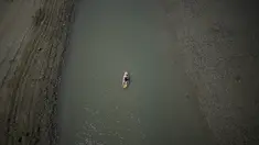 Seorang pendayung melewati bagian Verdon Gorge yang mengering di Prancis selatan (9/8/2022). Prancis berada di tengah-tengah gelombang panas keempat tahun ini pada Senin (8/8/2022). Pemerintah menyatakan, negara itu menghadapi kekeringan terburuk dalam catatan sejarahnya. (AP Photo/Daniel Cole)